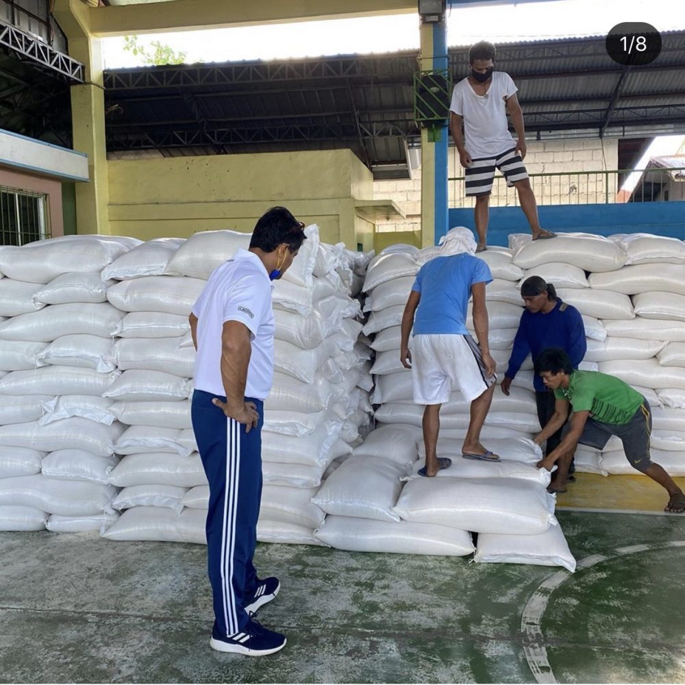 Richard Gomez, hinangaan sa kakaibang pamamahagi ng relief